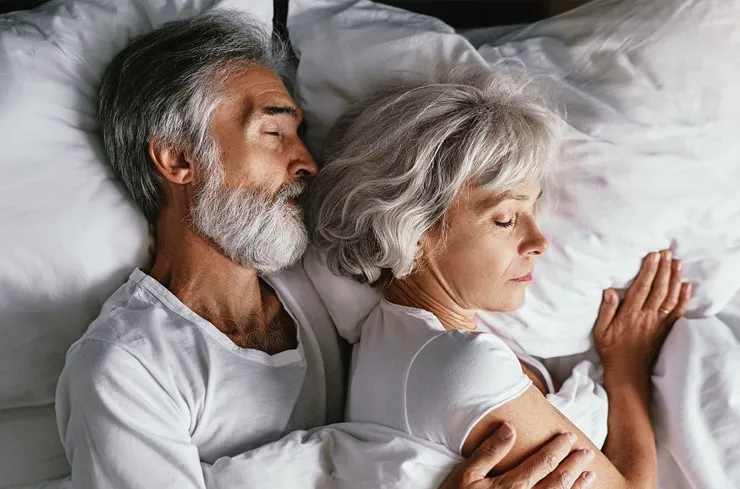 Couple qui souffre d'arthrose qui dort